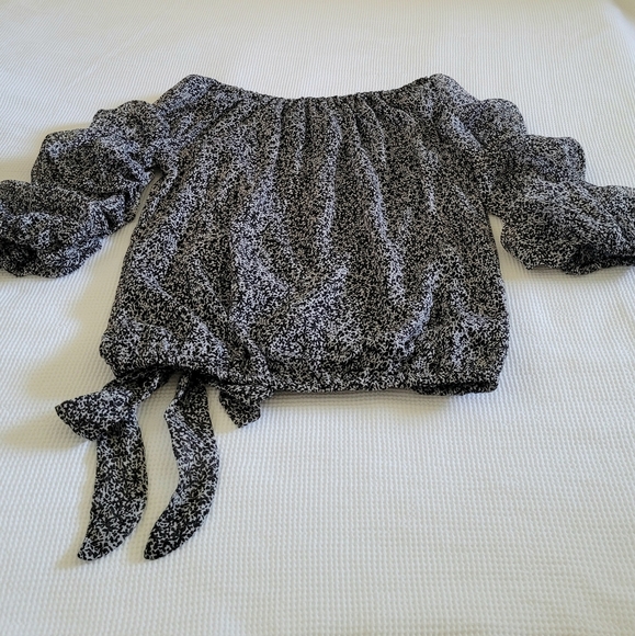 CeCe Cascading Puffy Sleeves Top - Picture 12 of 13